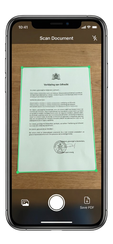 Scan uw document met uw smartphone voor een beëdigde vertaling Smartphone met document scan interface voor beëdigde vertalingen